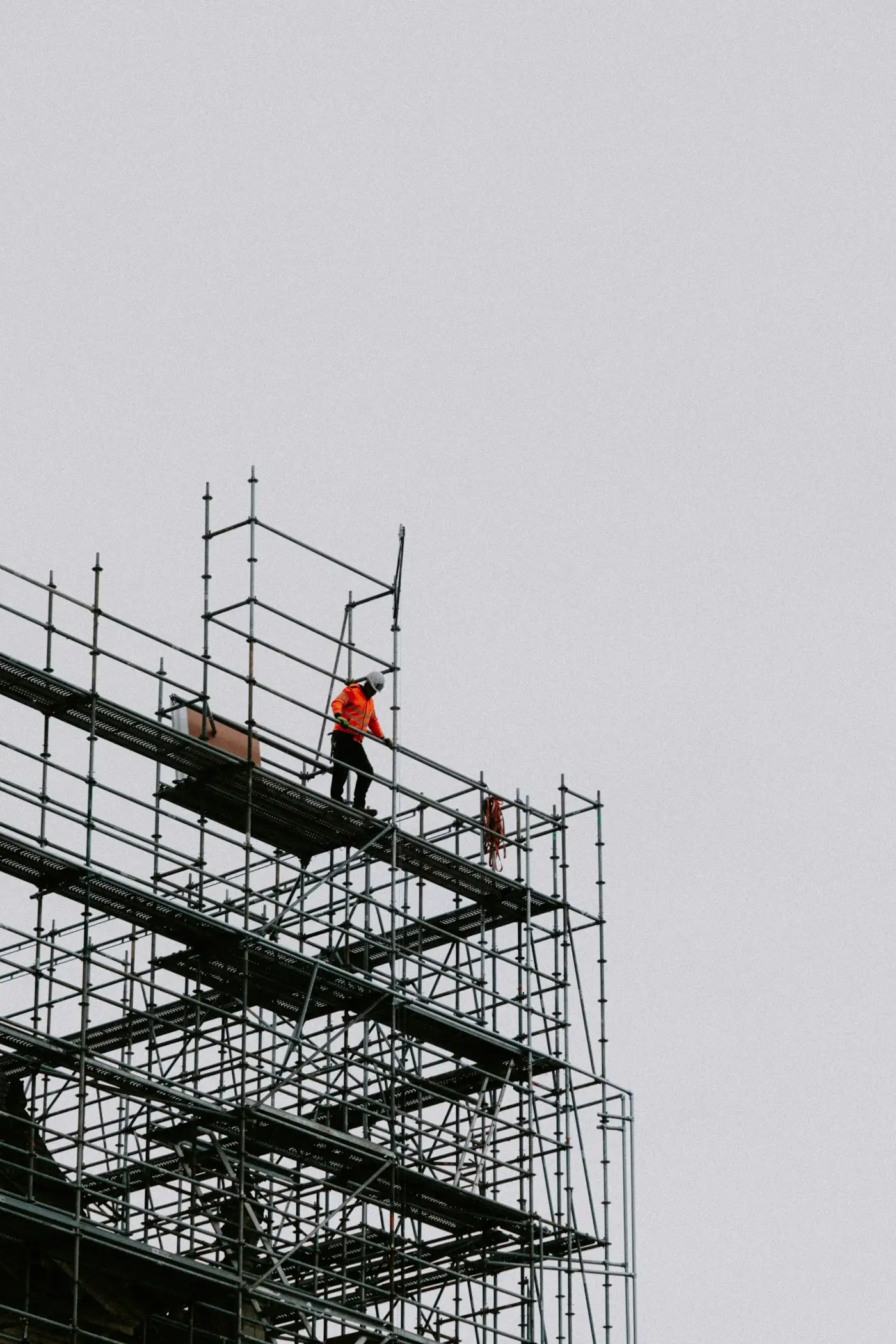 A scaffolder on the top lift of a tall scaffold